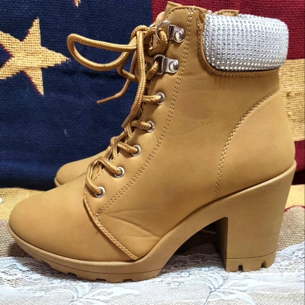 Jiffy brand womans size 7.5 lace up boots